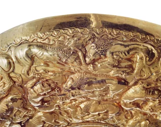 Bacia de Libation com decorações em relevo em forma de leões e panteras (ouro)
