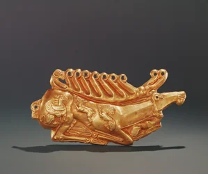 Veado reclinado, decorado no corpo com figuras de grifo alado, lebre, leão, cão e cabeça de carneiro (ouro)