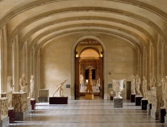 Vista da sala Daru do Museu do Louvre: peças de antiguidades gregas e romanas da colecção Borghese. Paris