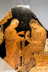 Electra e uma criada no túmulo de Agamémnon (cerâmica com reflexos amarelos e brancos)