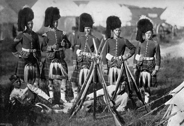 Um guarda de acampamento dos Seaforth Highlanders nas manobras de New Forest, Hampshire, 1896.
