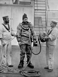 Um mergulhador do navio de guerra HMS Camperdown em seu traje de mergulhadores, 1896