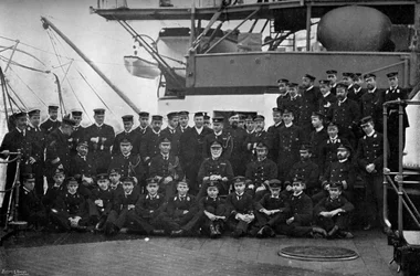 Almirante Lord Walter Kerr e seus oficiais no quartel de sua capitânia, HMS Majestic, 1896.