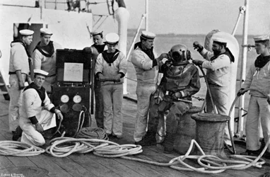 Mergulhador e seu aparato a bordo do HMS Blake, 1896