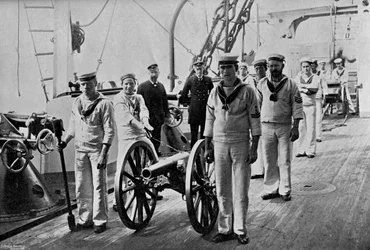 Perfure com uma pistola leve a bordo do HMS Camperdown, 1895