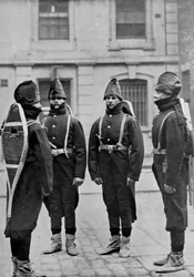 Artilheiros de uma bateria da Artilharia Real Canadense equipada para o serviço de inverno, 1896.