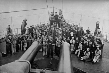 Parte da companhia do navio de guerra de primeira classe HMS Sans Pareil, 1896