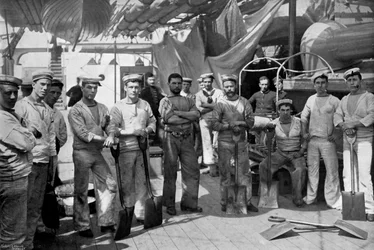 Alguns dos foguetes do navio de guerra HMS Camperdown, 1896.