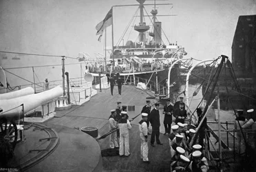 O navio de guerra HMS Resolution, Portsmouth, Hampshire, 1896.