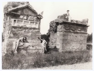 Rapazes entre túmulos (foto)