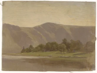 Rio no sopé de uma cadeia de montanhas