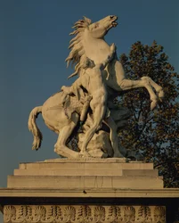 Réplica de um dos dois &39;Marly Horses&39; originalmente feito para o Horse Pond no Chateau at Marly, Yvelines, 1739-45 (mármore)