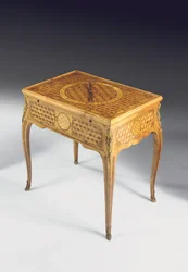 Mesa de jogos com tamancos do século 19