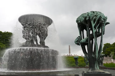 Fonte e escultura "Girl in a Tree" em Frogner Park, Oslo, Noruega (bronze)