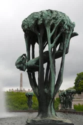 Rapariga numa árvore, escultura no Parque Frogner, Oslo, Noruega