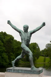 Escultura de homem alegre em Frogner Park, Oslo, Noruega (bronze)