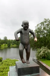 «Sinnatageen», rapaz zangado, escultura no Parque Frogner, Oslo, Noruega