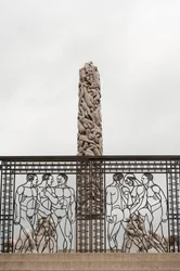 Portões de ferro forjado" Homens nus" e o "People Monolith" feito de granito em Frogner Park, Oslo, Noruega (foto)