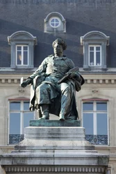 Estátua de Alexandre Dumas (1802-1870), escritor francês, autor de Os Três Mosqueteiros e O Conde de Monte Cristo (Monte Cristo), escultura em bronze de Gustave Doré (1832-1883). Fotografia, KIM Youngtae, Paris.