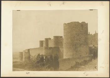 [Muralhas de Carcassone].