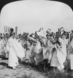 Padres xintoístas em uma procissão fúnebre para vítimas de Hitachi Maru, Tóquio, Japão, 1905