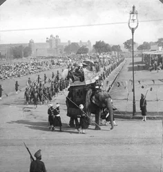 Funcionários do governo em uma procissão estadual, Índia, 1913.