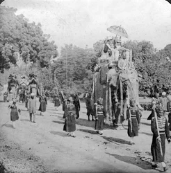 Lord e Lady Harding montando um elefante, Índia, 1913.