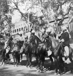 Cavaleiros do Punjabi fora da estação de trem em Deli, Índia, anos 1900.