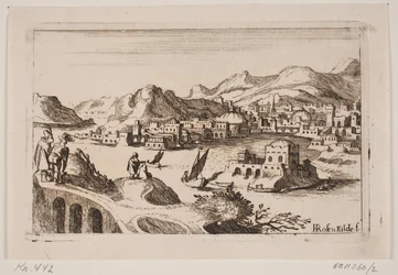 Paisagem costeira montanhosa com edifícios orientais