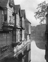 A casa dos tecelões pelo rio Stour, Canterbury, Kent, 1924-1926.