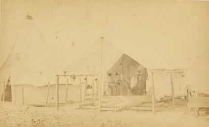 [Soldados na tenda]