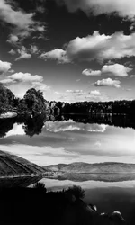 Paisagem com lago (fotografia a preto e branco)