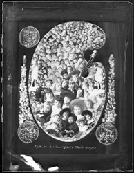 1884; Mil e oitocentas gemas da Colúmbia Britânica cumprimentam-vos!; fotografia composta por retratos de crianças tirados no ano anterior, 1885