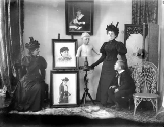 Hannah Maynard e o neto Maynard MacDonald, que é também a estátua, c. 1895