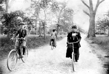 Maynard MacDonald e a sua avó, Hannah Maynard, a andar de bicicleta no Beacon Hill Park, Victoria, c. 1895