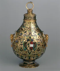 Frasco em ouro esmaltado decorado com figuras grotescas e com o brasão do arcebispo de Salzburgo Wolf Dietrich von Raitenau