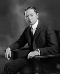 Vi Kyuin Wellington Koo (1887-1985) diplomata chinês, fotografia de Harris & Ewing, c. 1925