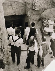 Uma festa descendo as escadas para o Túmulo de Tutancâmon, Vale dos Reis