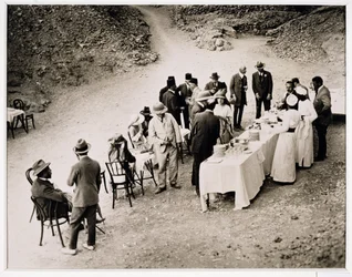 Distintos visitantes tomando refrescos perto do Túmulo de Tutankhamun na abertura da câmara interior, Vale dos Reis