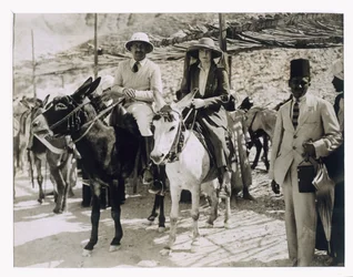 Lady Ribblesdale e Sr. Stephen Vlasto chegando em burros no Túmulo de Tutancâmon, Vale dos Reis