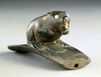 Tubo de plataforma de efígie de castor, 100 BC-200 AD (pipestone, pearl & bone)