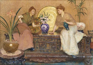 Duas senhoras sentadas no peito por uma bandeja de louça do Cairo e um vaso de flores,