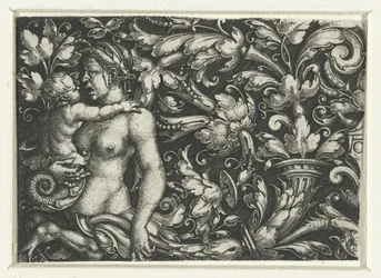 Ornamento com pergaminhos foliados e um tritão feminino com criança