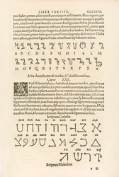 Alfabeto tebano (alfabeto honoriano ou as Runas de Honório) e Alfabeto celeste (Scriptura Malachim ou escrita angélica), gravura de De occul de Heinrich Cornelius Agrippa von Nettesheim (1486-1535)