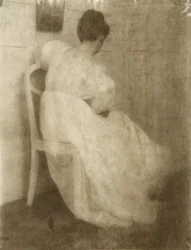 Mary Warner em uma cadeira branca, c.1910 (bicromato de goma sobre impressão de platina)