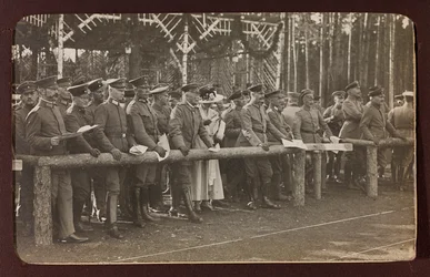 Primeira Guerra Mundial: a "Ucrânia nos anos 1914-1916 durante a invasão do exército alemão". Grupo de soldados (foto a p/b)
