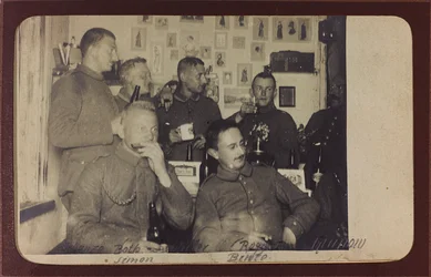 Primeira Guerra Mundial: a "Ucrânia nos anos 1914-1916 durante a invasão do exército alemão". Grupo de soldados durante um tempo de descanso (foto a p/b)