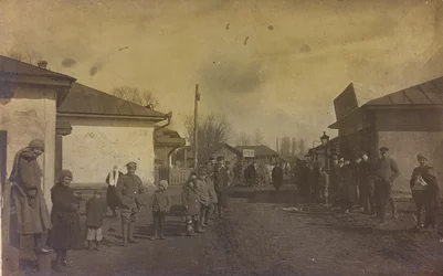 Primeira Guerra Mundial: a "Ucrânia nos anos 1914-1916 durante a invasão do exército alemão". Militares e civis na rua de uma cidade (foto a p/b)