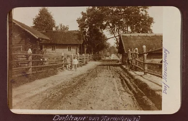 Primeira Guerra Mundial: a "Ucrânia nos anos 1914-1916 durante a invasão do exército alemão". Estrada de Campo (foto a p/b)