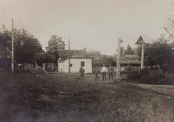 Primeira Guerra Mundial: a "Ucrânia nos anos 1914-1916 durante a invasão do exército alemão". Estrada de Campo (foto a p/b)